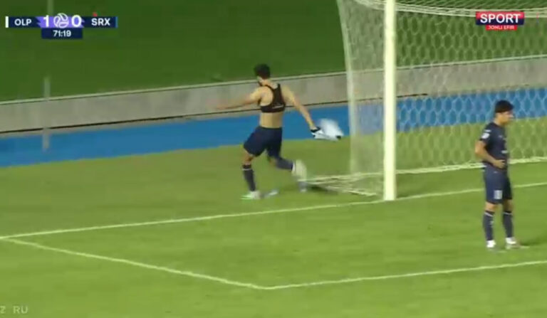 узбекский футболист бьет по воротам издали