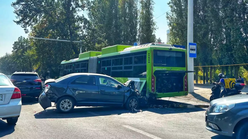 В Ташкенте произошло тройное ДТП с участием «автобуса-гармошки»: три человека пострадали