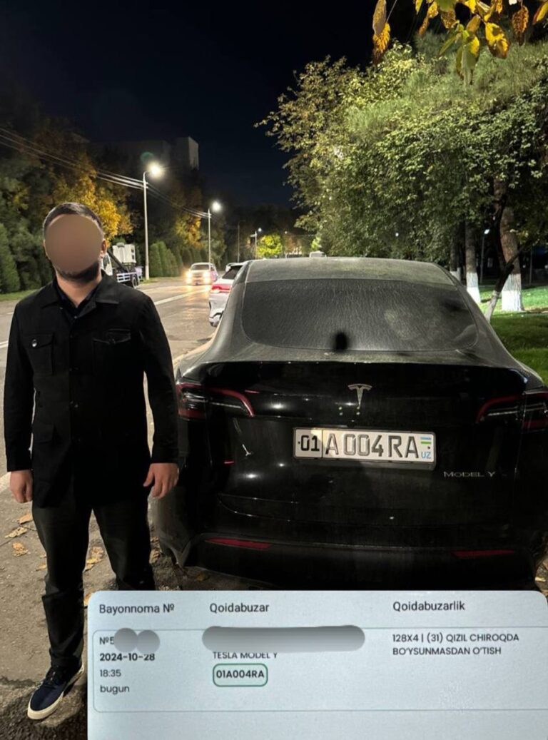 Tesla haydovchisi qizil chiroqda yurib, piyodalar o‘tish joyida bolalarni bosib ketishga oz qoldi. Video