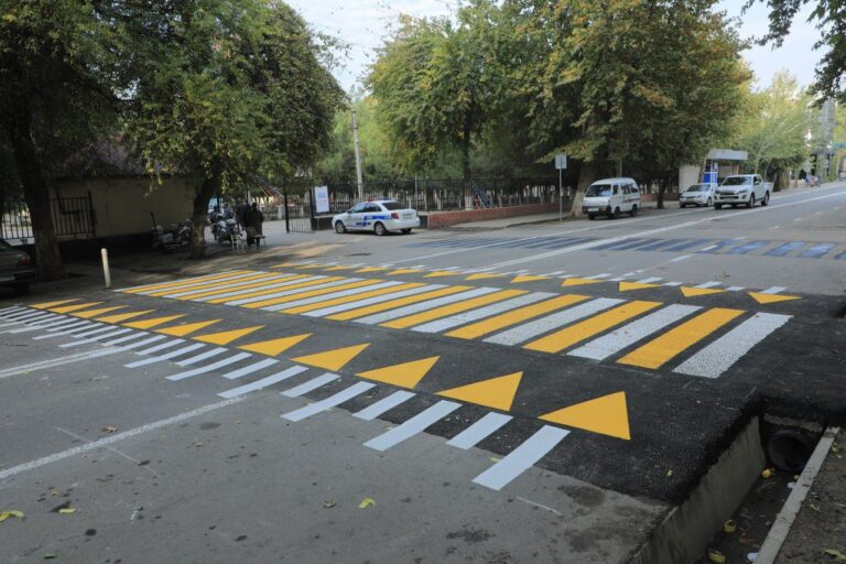 Uzbekistan Begins Mass Installation of Raised Pedestrian Crossings Near Schools