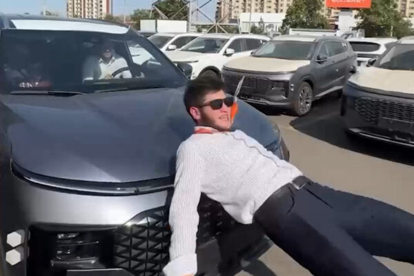 В погоне за хайпом: директор автосалона в Ташкенте “сбил” сотрудника ради Instagram-видео