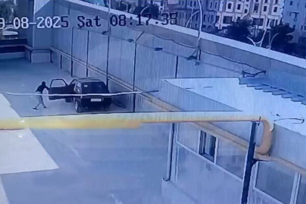 В Ташкенте пьяный мужчина перелез через забор парковки ТРЦ, повредил авто, а затем отправился кататься на нём
