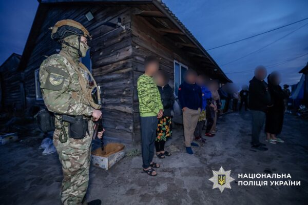 13 граждан Узбекистана, находившихся в качестве рабов в теплице под Киевом, перевезли в больницу. Узбекские дипломаты оказывают им помощь