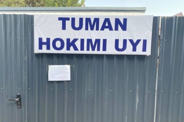 В Намангане семья обвинила хокима в потере дома — письмо появилось на заборе его контейнера