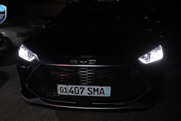 В Ташкенте задержали мужчину на BYD с поддельными номерами и запрещёнными маячками