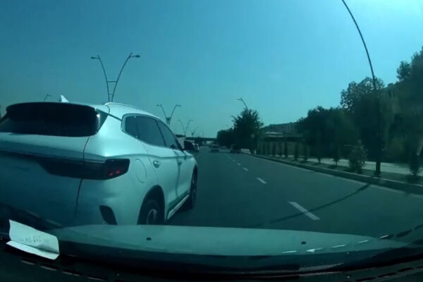 Водитель BYD агрессивно подрезал автомобиль и спровоцировал аварию в Ташкенте