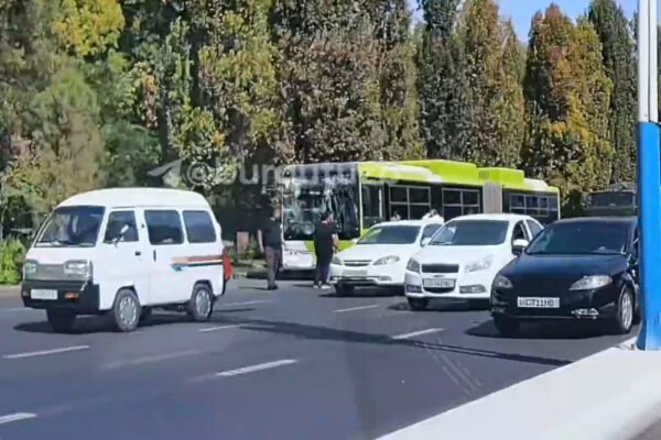 В Ташкенте столкнулись два автобуса