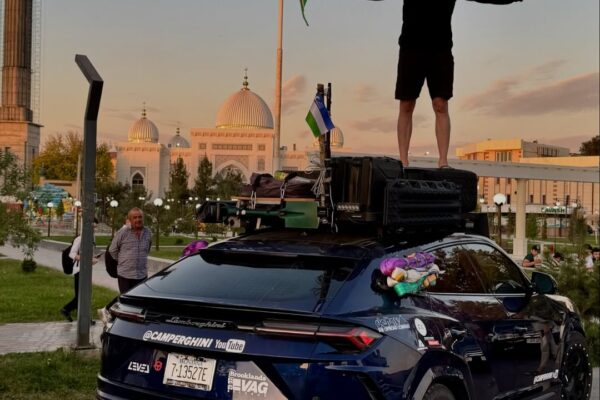 Американский блогер на Lamborghini застрял в Узбекистане из-за бюрократии: чем всё закончилось