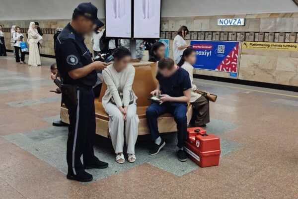 В метро Ташкента девушка почувствовала себя плохо. Метрополитен заявил, что это была не потеря сознания, а «недомогание»