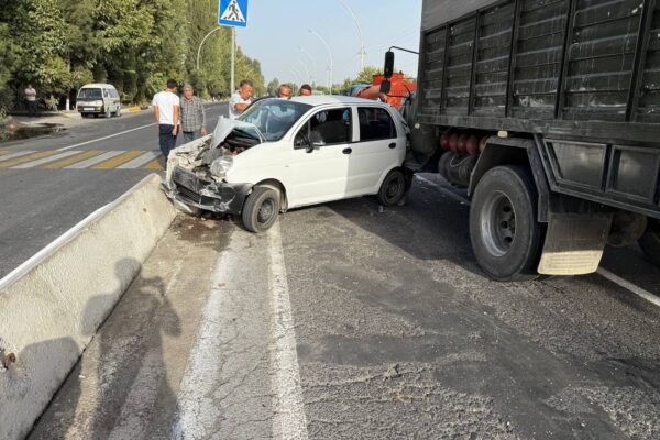 В Узбекистане произошло очередное ДТП по вине грузовика, который не смог вовремя остановиться