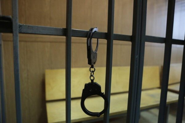 Пьяный мужчина, который домогался девушки в подъезде, получил пять суток ареста