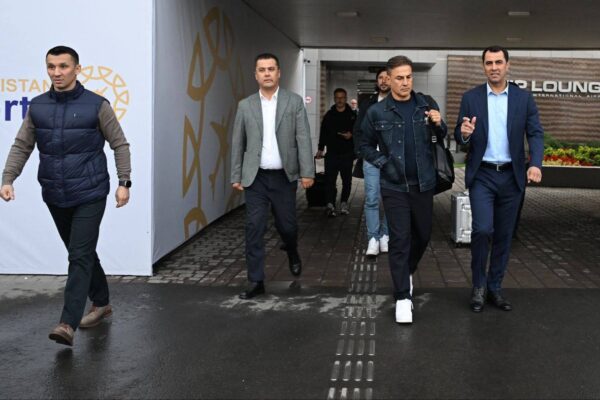 К нам приехал, к нам приехал Фабио Каннаваро дорогой! Ташкент встречает кандидата на пост главного тренера сборной
