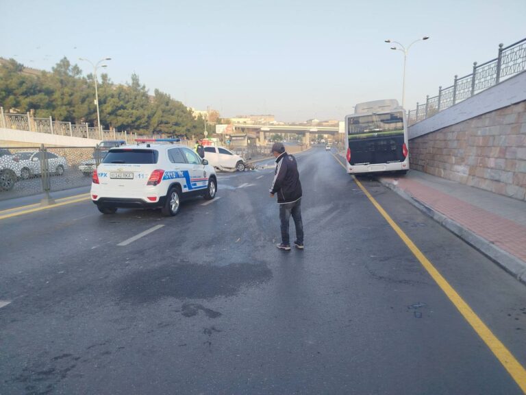 В Самарканде водитель легковушки уснул за рулём и столкнулся с автобусом