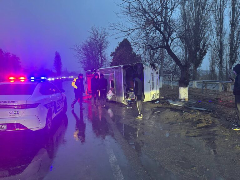 В Ташкентской области перевернулся автобус. Два пассажира были госпитализированы