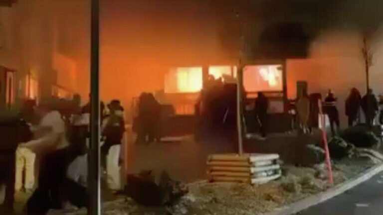 В новогоднюю ночь в баре в Швейцарии вспыхнул пожар: погибли около 40 человек, узбекистанцев среди них нет