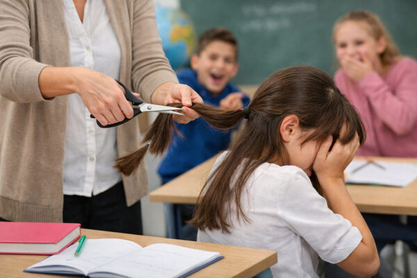 «Наказание» ножницами: в ташкентской школе учительница отрезала ученице прядь волос