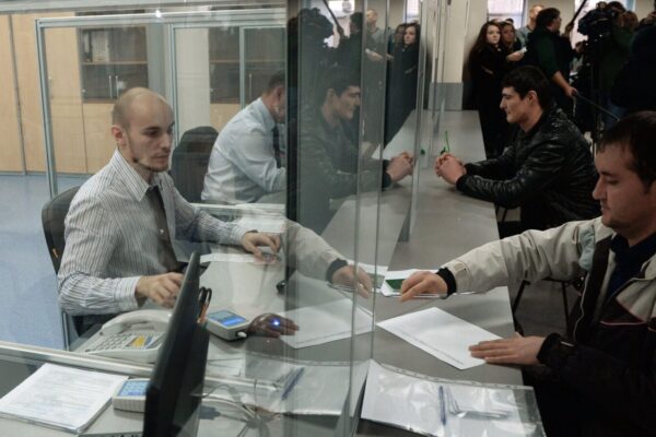 В России хотят запретить мигрантам менять работу в течение года после приезда