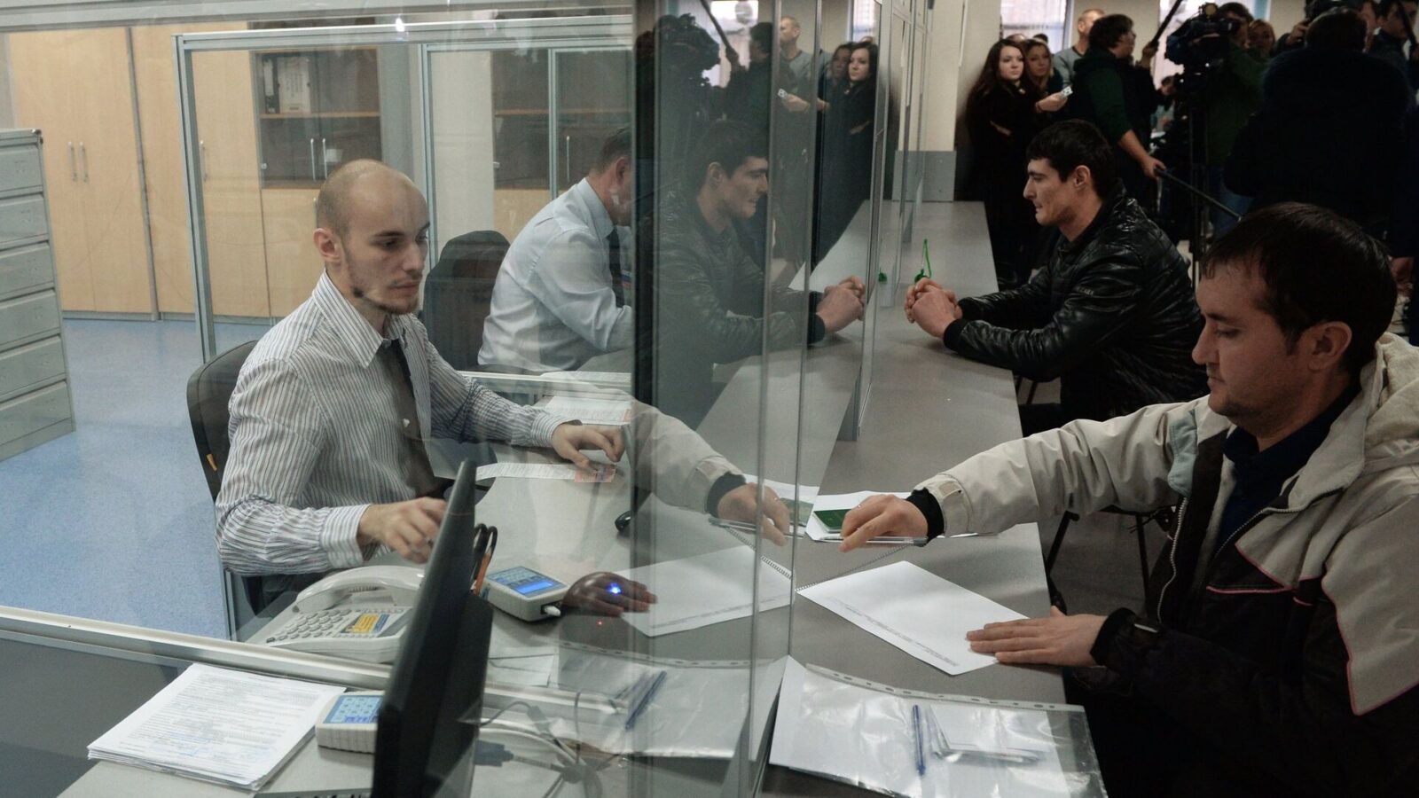 В России хотят запретить мигрантам менять работу в течение года после приезда