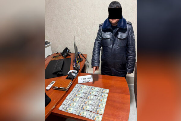 Сотрудник МЧС продавал должность в своём ведомстве за доллары Сотрудник МЧС продавал должность в своём ведомстве за доллары