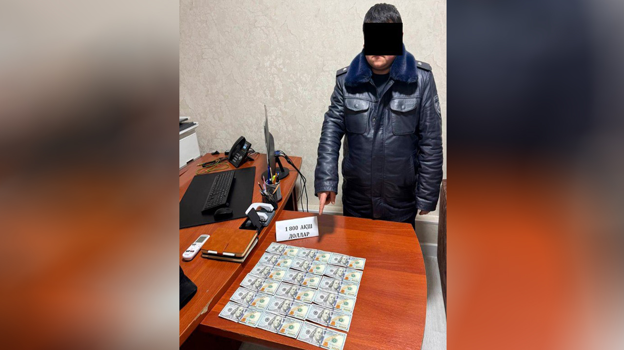 Сотрудник МЧС продавал должность в своём ведомстве за доллары