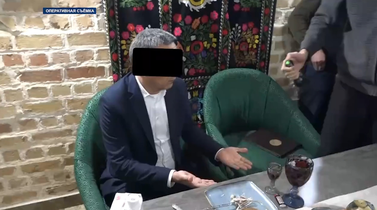 Делал деньги «из воздуха»: в Ташобласти задержан руководящий чиновник госпредприятия при получении взятки