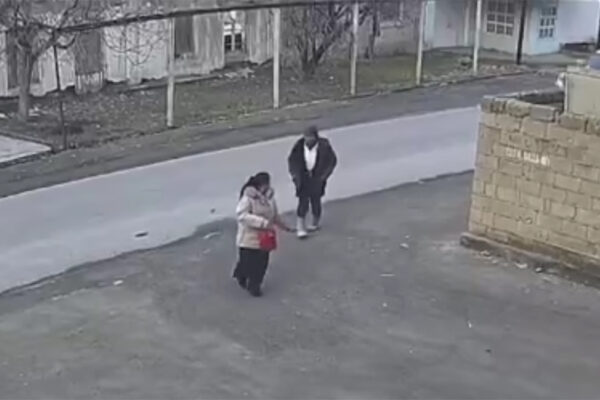 Мужчина преследовал девушку возле дороги: в соцсетях обсуждают тревожные кадры Мужчина преследовал девушку возле дороги: в соцсетях обсуждают тревожные кадры