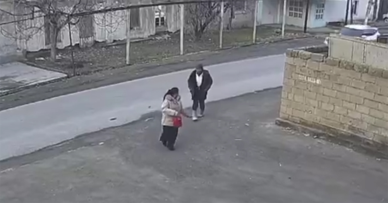 Мужчина преследовал девушку возле дороги: в соцсетях обсуждают тревожные кадры