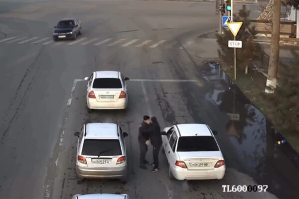 «Пусть весь мир подождёт»: как водители в Узбекистане превращают перекрёстки в место для встреч