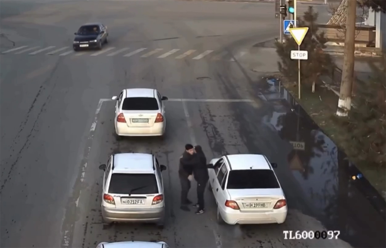 «Пусть весь мир подождёт»: как водители в Узбекистане превращают перекрёстки в место для встреч