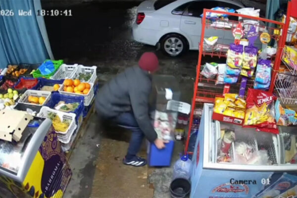 Украли пожертвования и уехали: в соцсетях обсуждают дерзкую кражу у магазина Украли пожертвования и уехали: в соцсетях обсуждают дерзкую кражу у магазина