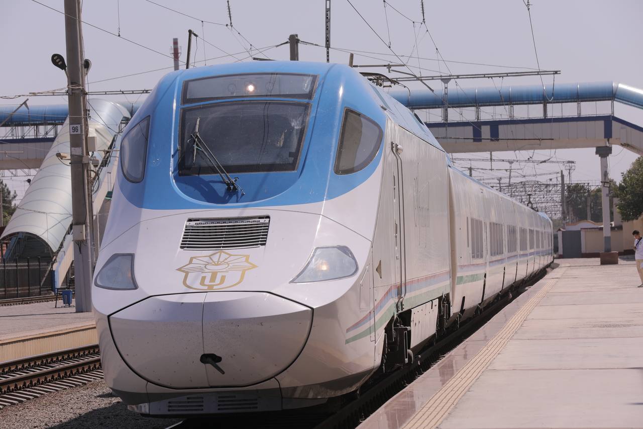 Высокоскоростной поезд «Афросиаб» сломался по пути в Самарканд