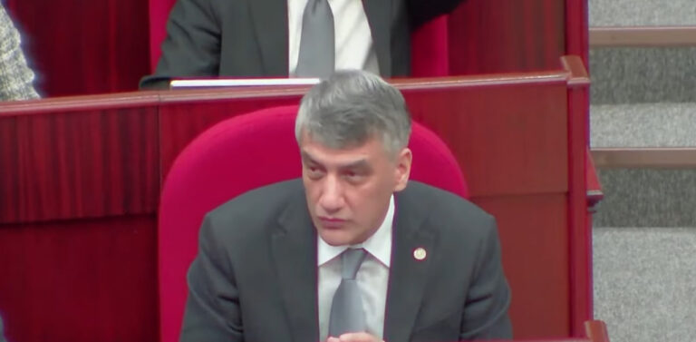 Родной язык или ограничение выбора? Неоднозначное заявление лидера партии «Миллий тикланиш»