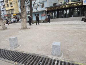 В Ташкенте продолжают ломать дорожные столбики, но, кажется, терпению властей приходит конец