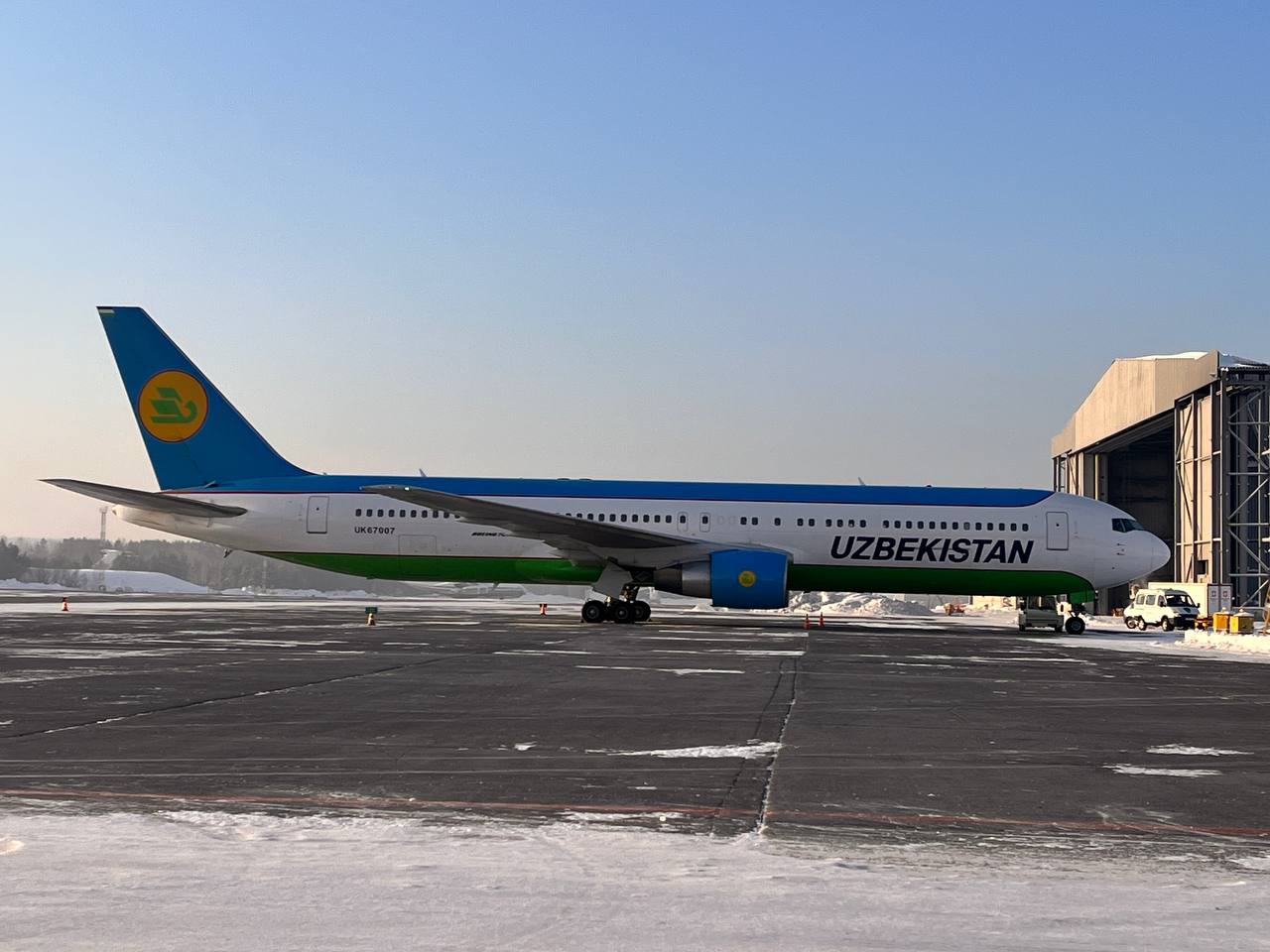 Самолёт Uzbekistan Airways, летевший во Владивосток, экстренно сел в Красноярске