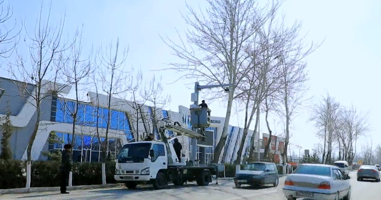 Подростки против радара: в Андижанской области дорожную камеру сбили палкой и выбросили в канал