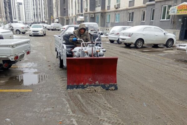 Там, где не проходит техника: улицы от снега очищают трёхколёсные скутеры