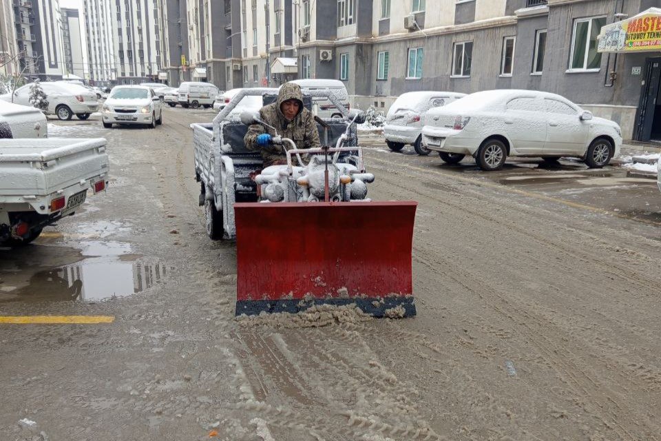 Там, где не проходит техника: улицы от снега очищают трёхколёсные скутеры