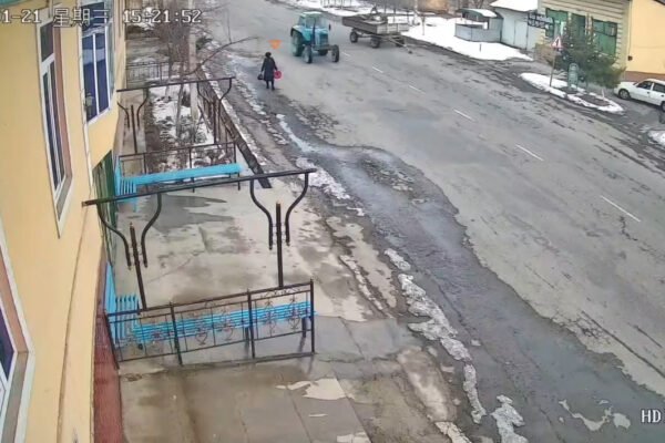 Прицеп решил пожить своей жизнью: очередной опасный момент на дороге попал на видео