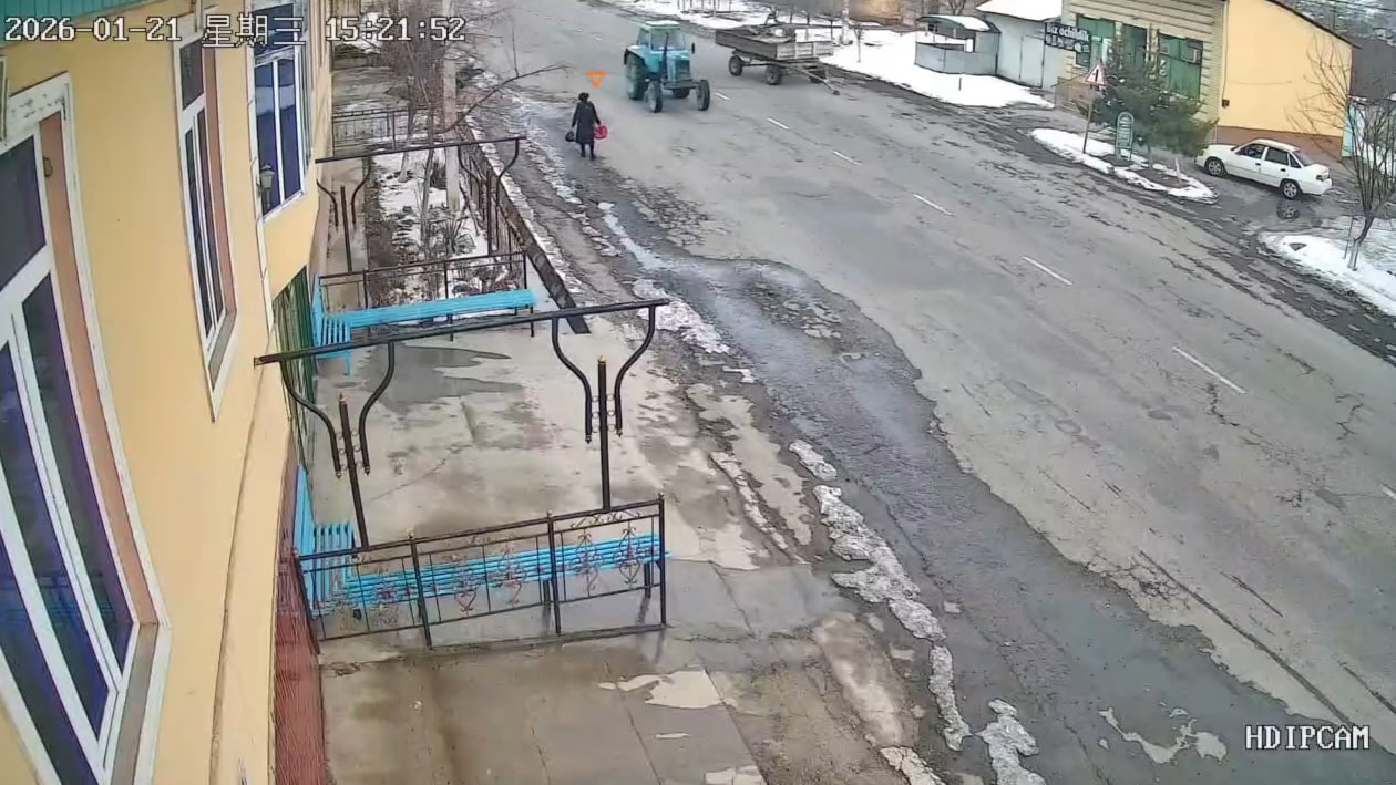 Прицеп решил пожить своей жизнью: очередной опасный момент на дороге попал на видео