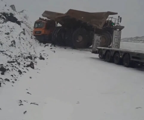 Многотонный БелАЗ скатился с горки и врезался в грузовик: видео обсуждают в соцсетях