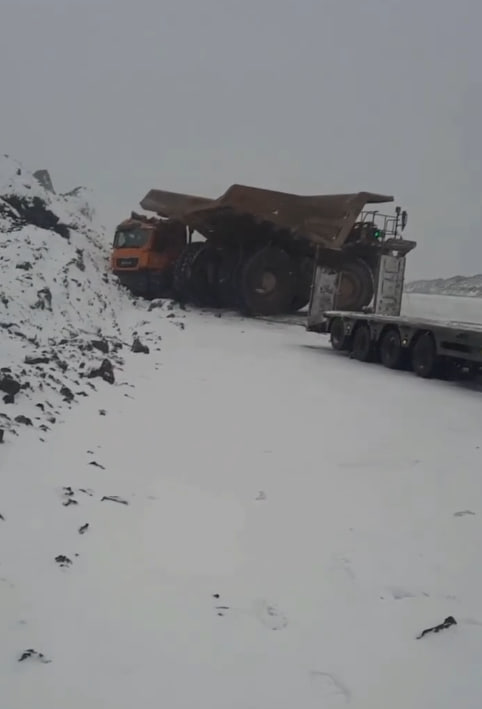 Многотонный БелАЗ скатился с горки и врезался в грузовик: видео обсуждают в соцсетях