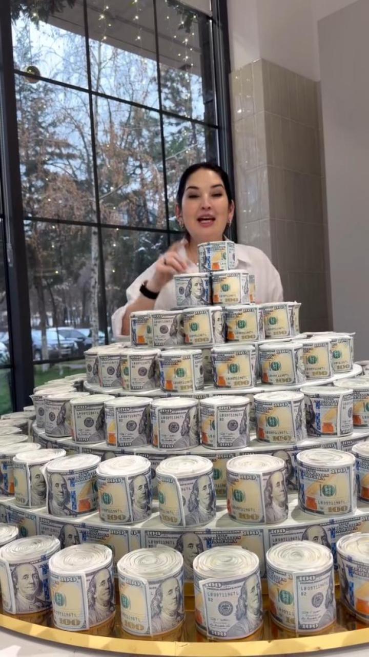 Сладкая мечта: в Узбекистане придумали пирожные в виде свертка долларов