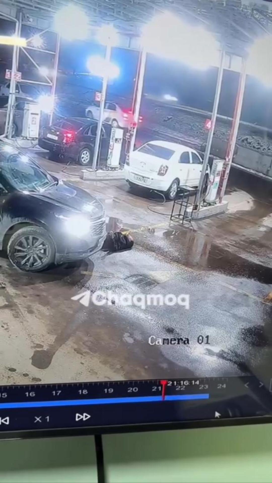 Сбил человека прямо на заправке: странное видео вызвало обсуждение в соцсетях