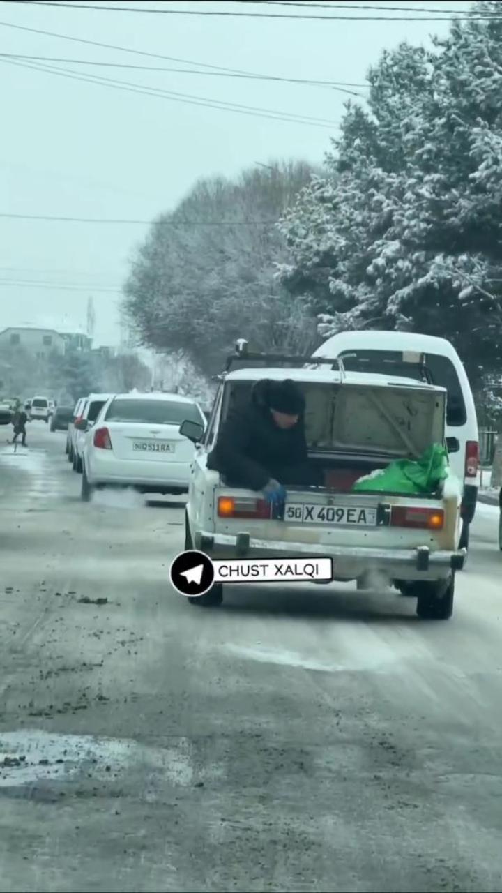 Народный герой из багажника: как узбекистанцы борются с гололёдом