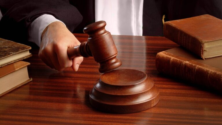 Борьба со взятками: судей хотят обязать отчитаться за имущество