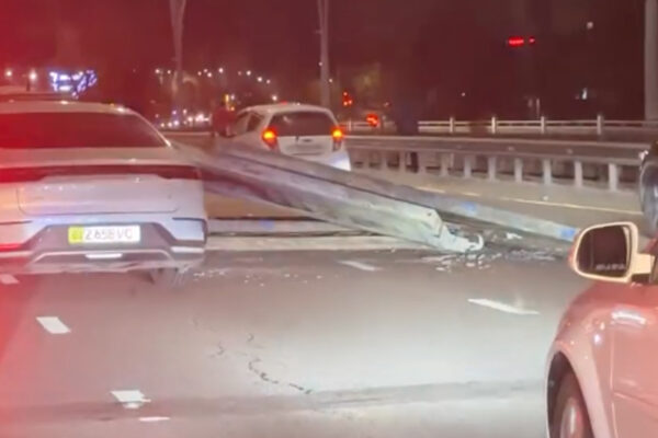 Арматура с неба: в Ташкенте на BYD рухнул груз из грузовика Арматура с неба: в Ташкенте на BYD рухнул груз из грузовика