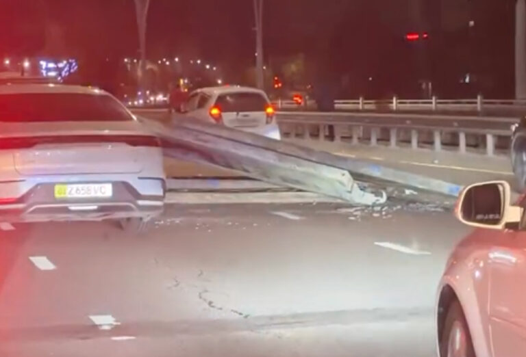 Арматура с неба: в Ташкенте на BYD рухнул груз из грузовика