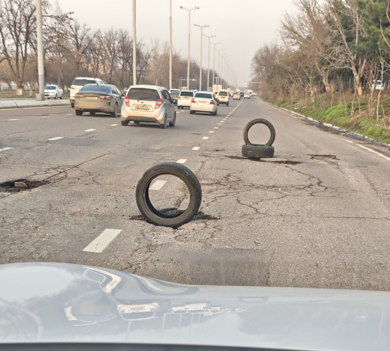Ямы как арт-объекты: как ташкентцы предупреждают друг друга о «минных полях» на дорогах