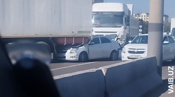 На Ташкентской кольцевой легковушку зажали два грузовика: появились кадры с места ДТП На Ташкентской кольцевой легковушку зажали два грузовика: появились кадры с места ДТП