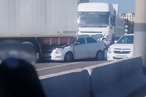 На Ташкентской кольцевой легковушку зажали два грузовика: появились кадры с места ДТП